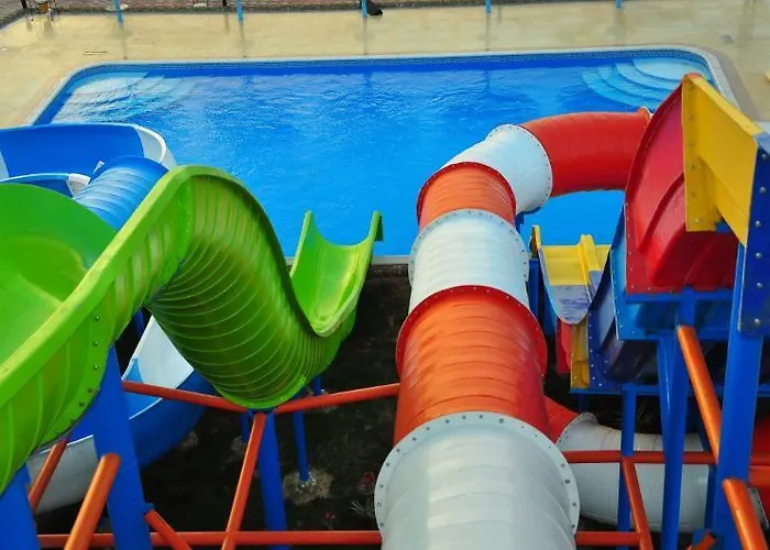 Hawaii Caesar Dreams And Aqua Park - Families And Couples